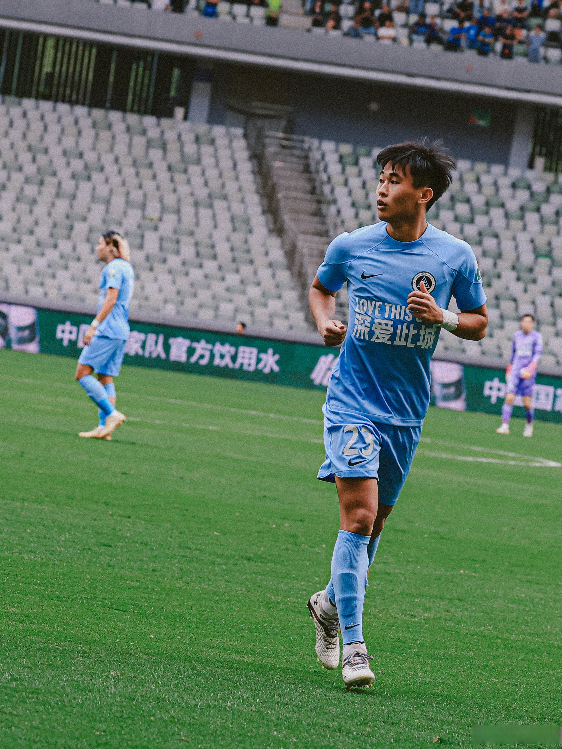 郭艾伦状态回勇，领导上海队击败深圳