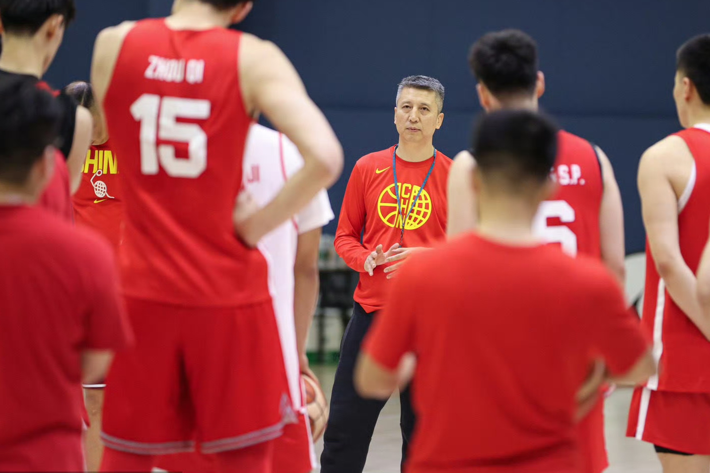郭艾伦状态回勇，领导上海队击败深圳