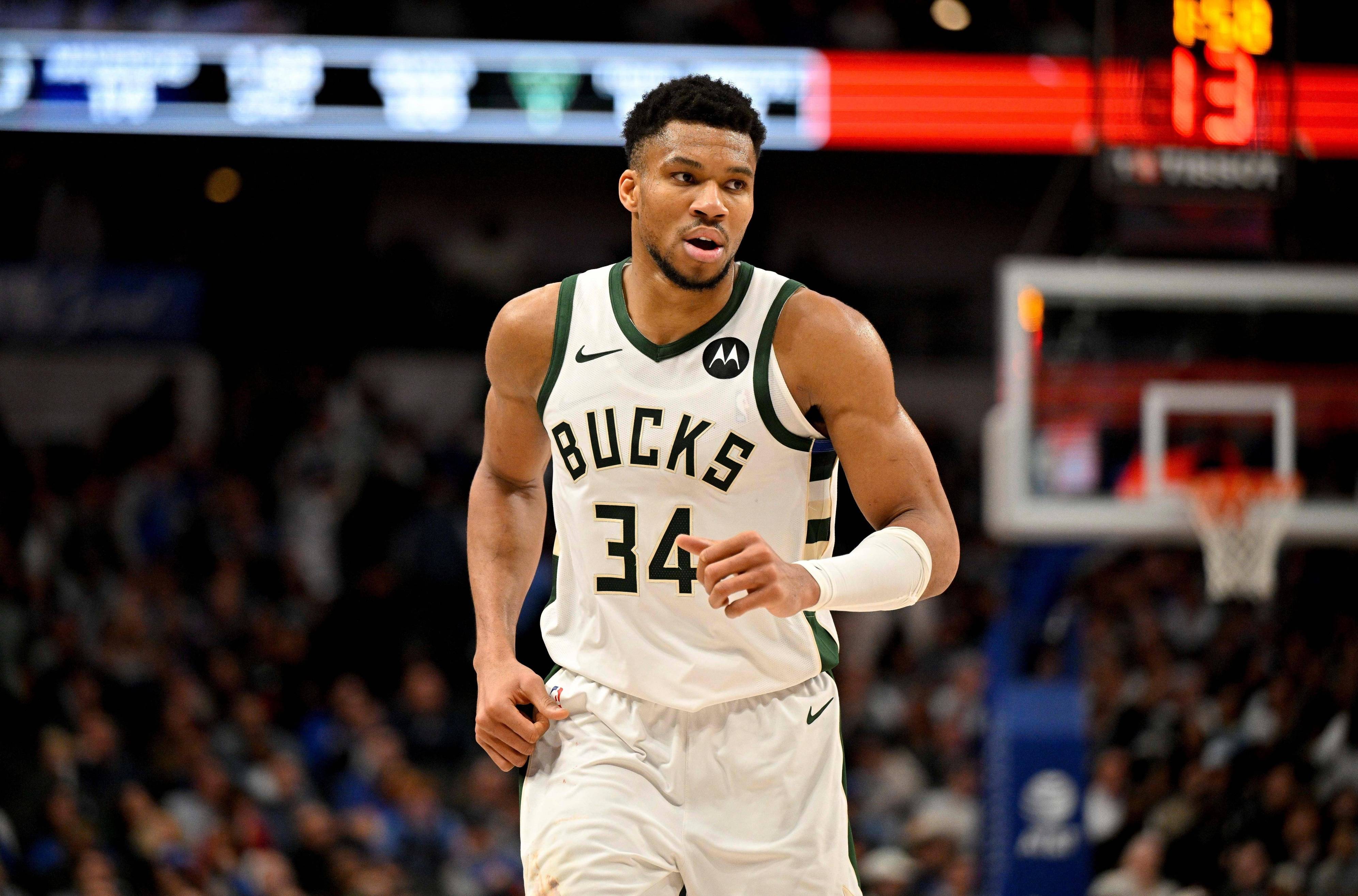 雄鹿力克独行侠，继续保持不败