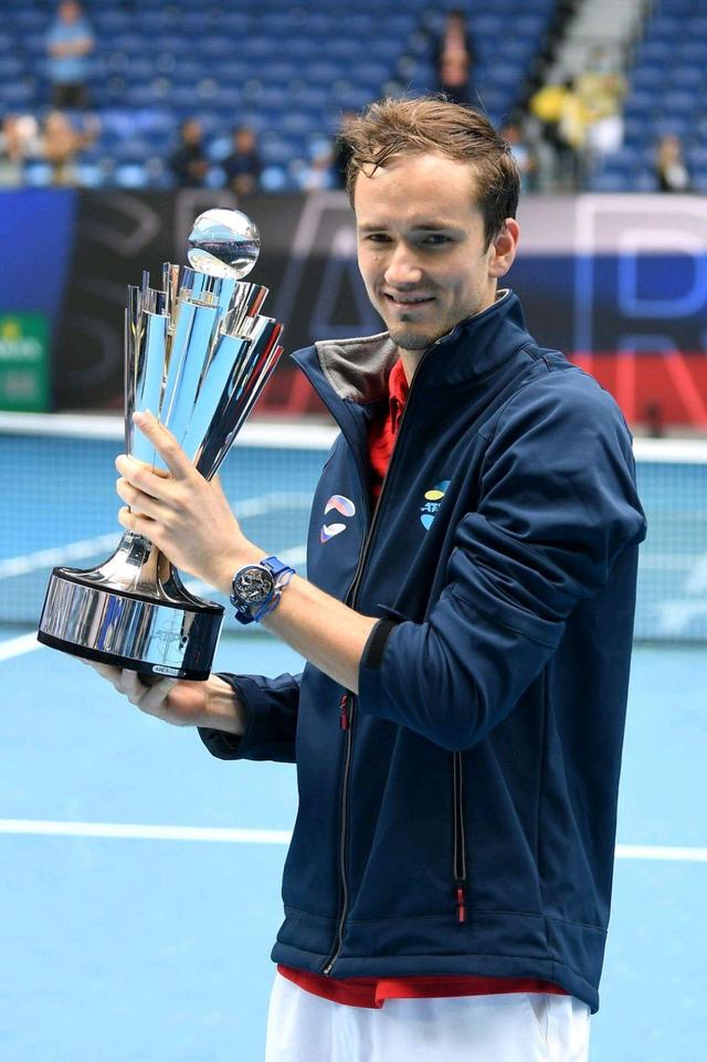 拉沃尔杯逆转戴维斯杯,梅德韦杰夫刷新纪录 拉沃尔杯逆转戴维斯杯,梅德韦杰夫刷新纪录