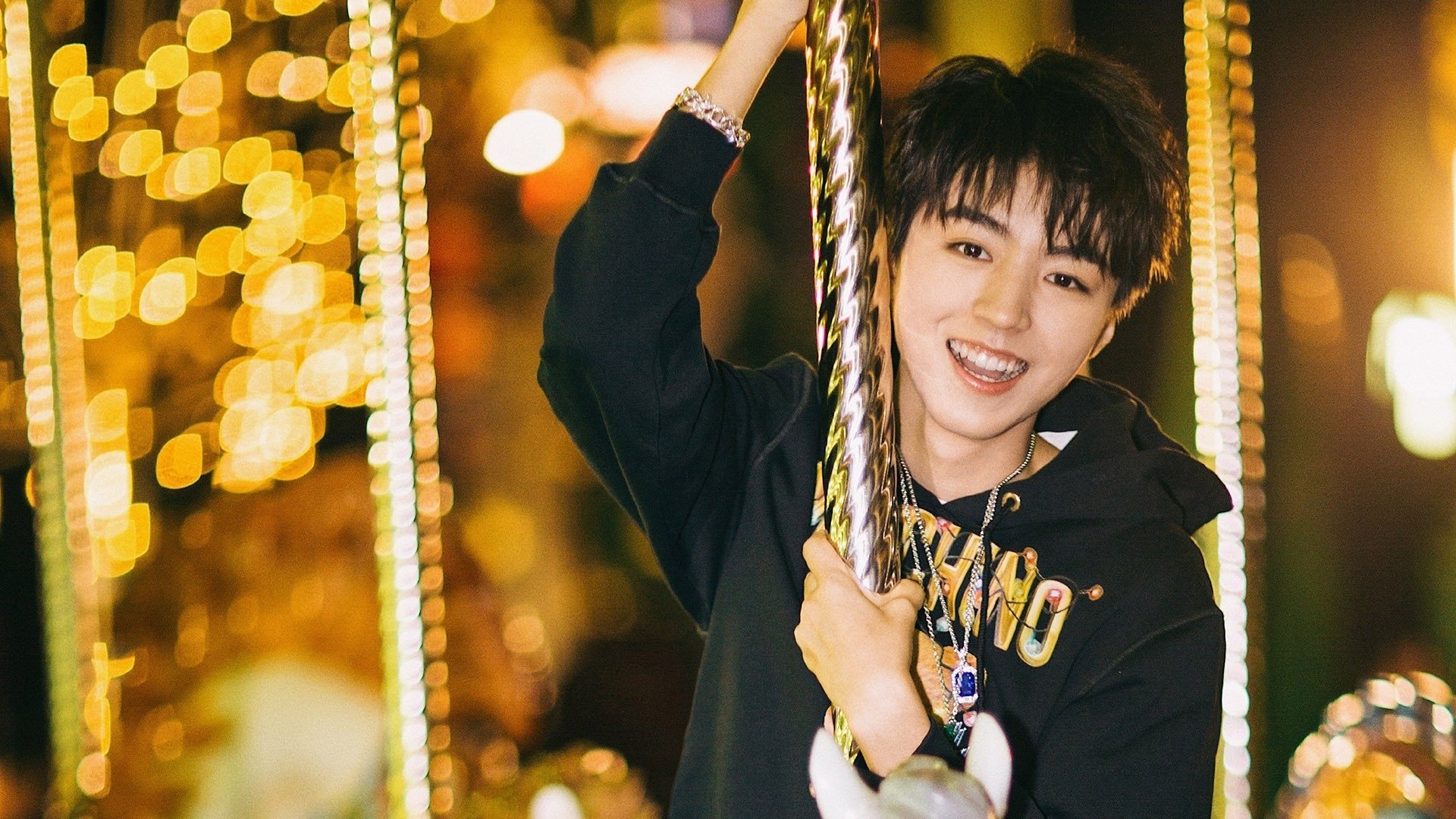 双线爆冷，F1新赛季揭幕战焦点混战，绿茵场洪都拉斯带走英格兰