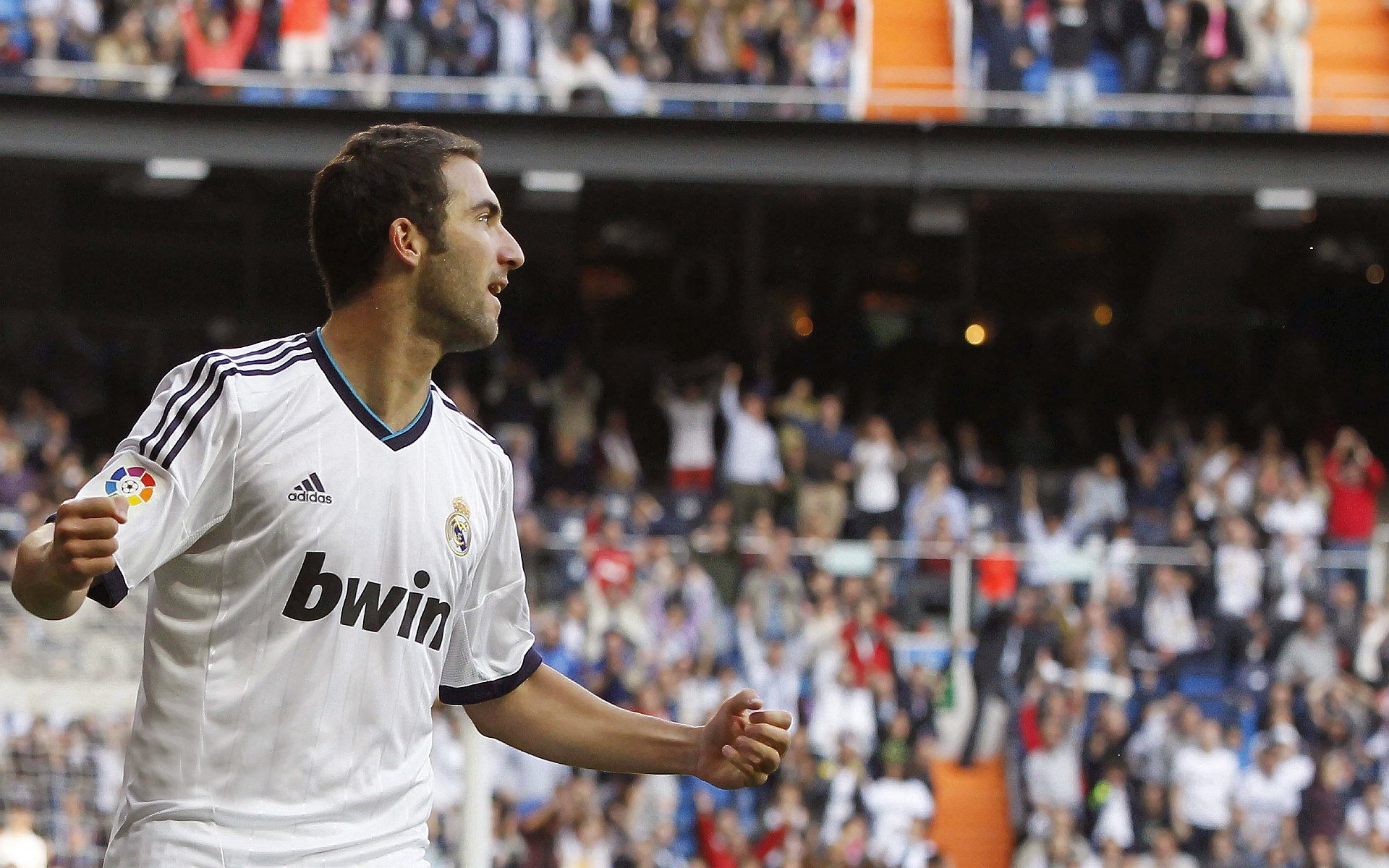 欧冠烽火，多特蒙德横扫葡萄牙劲旅，范戴克连场破门助红军领跑