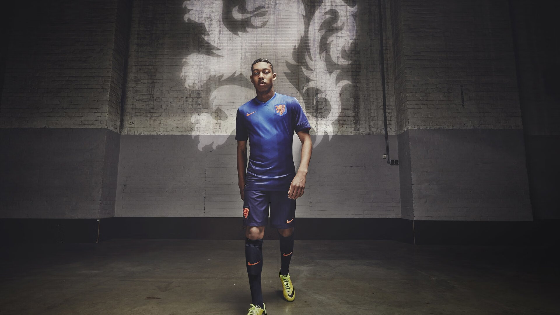 足球文明碰撞，久保建英一记弧线击穿红魔傲慢