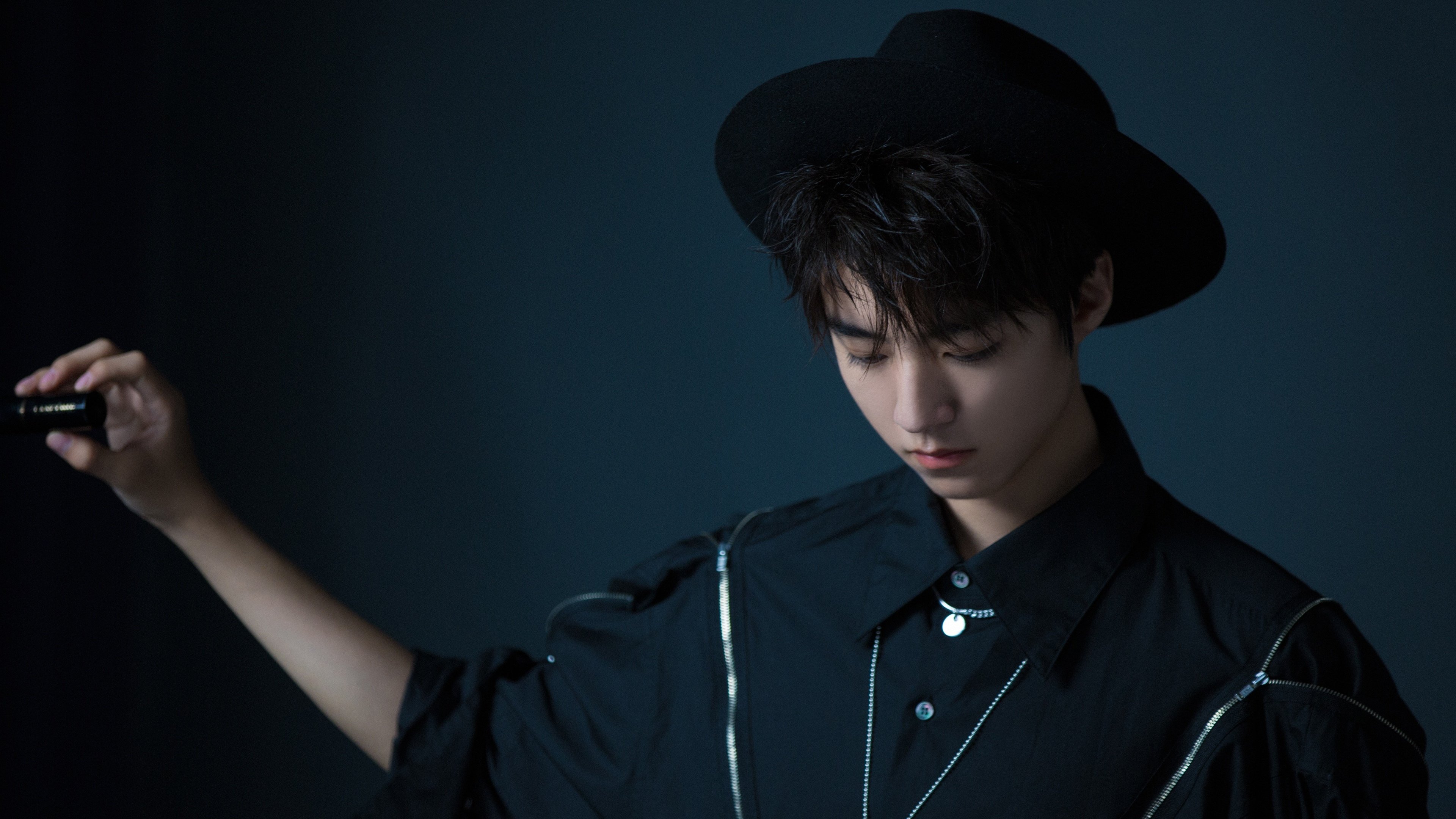 跨界降维打击，浓眉一脚油门，让篮网和山西在F1赛道重温团队真谛